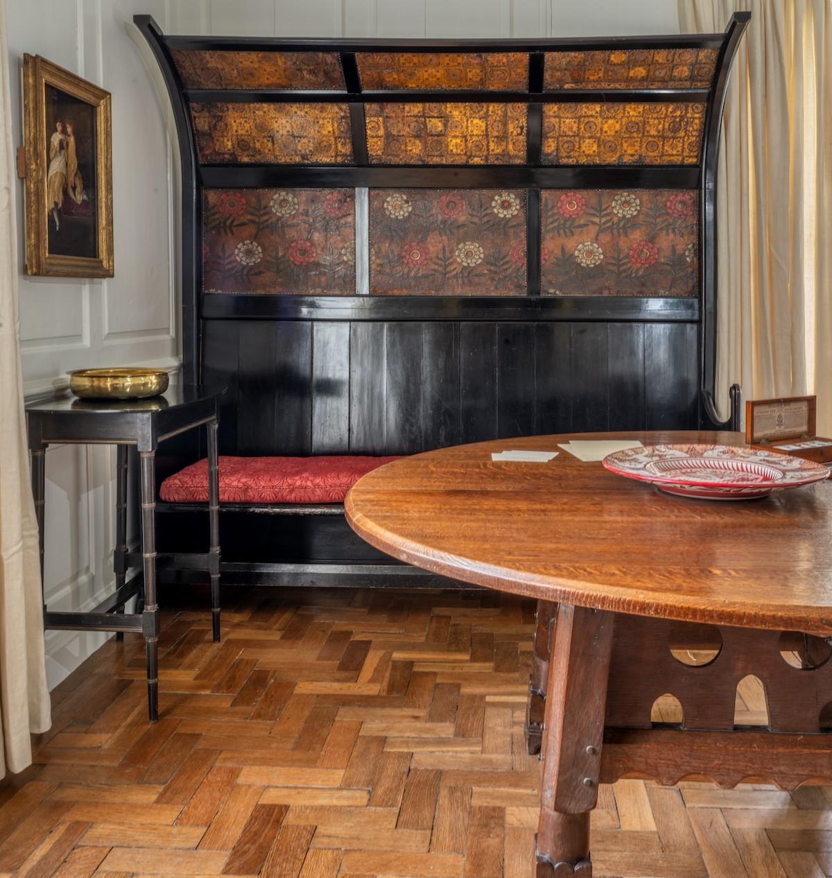 Painted hooded settle at Kelmscott Manor